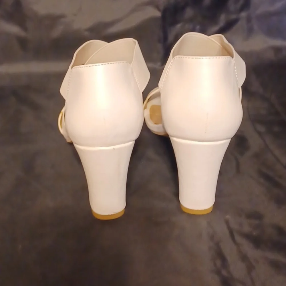 Andrew Geller heeled sandles white women's size 8W white